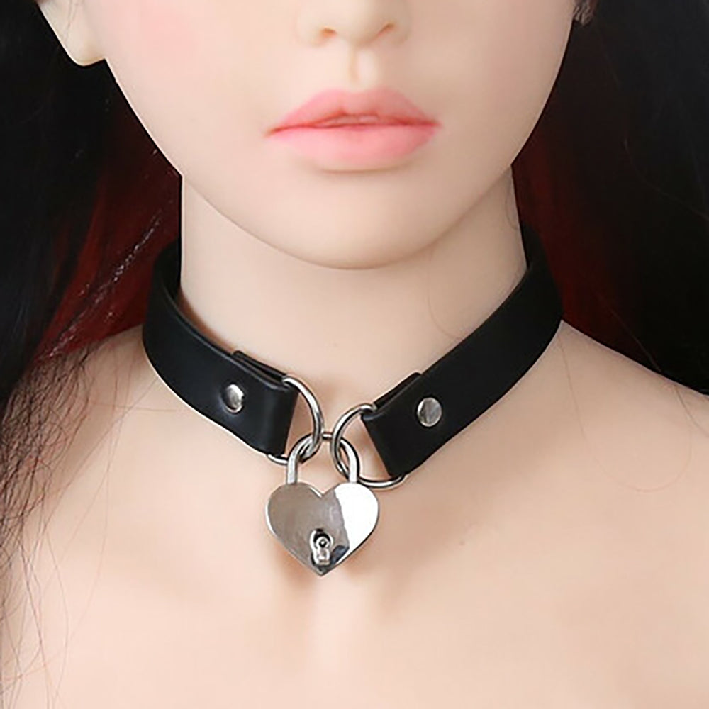 Plesur PVC Collar w/Heart Lock - Black